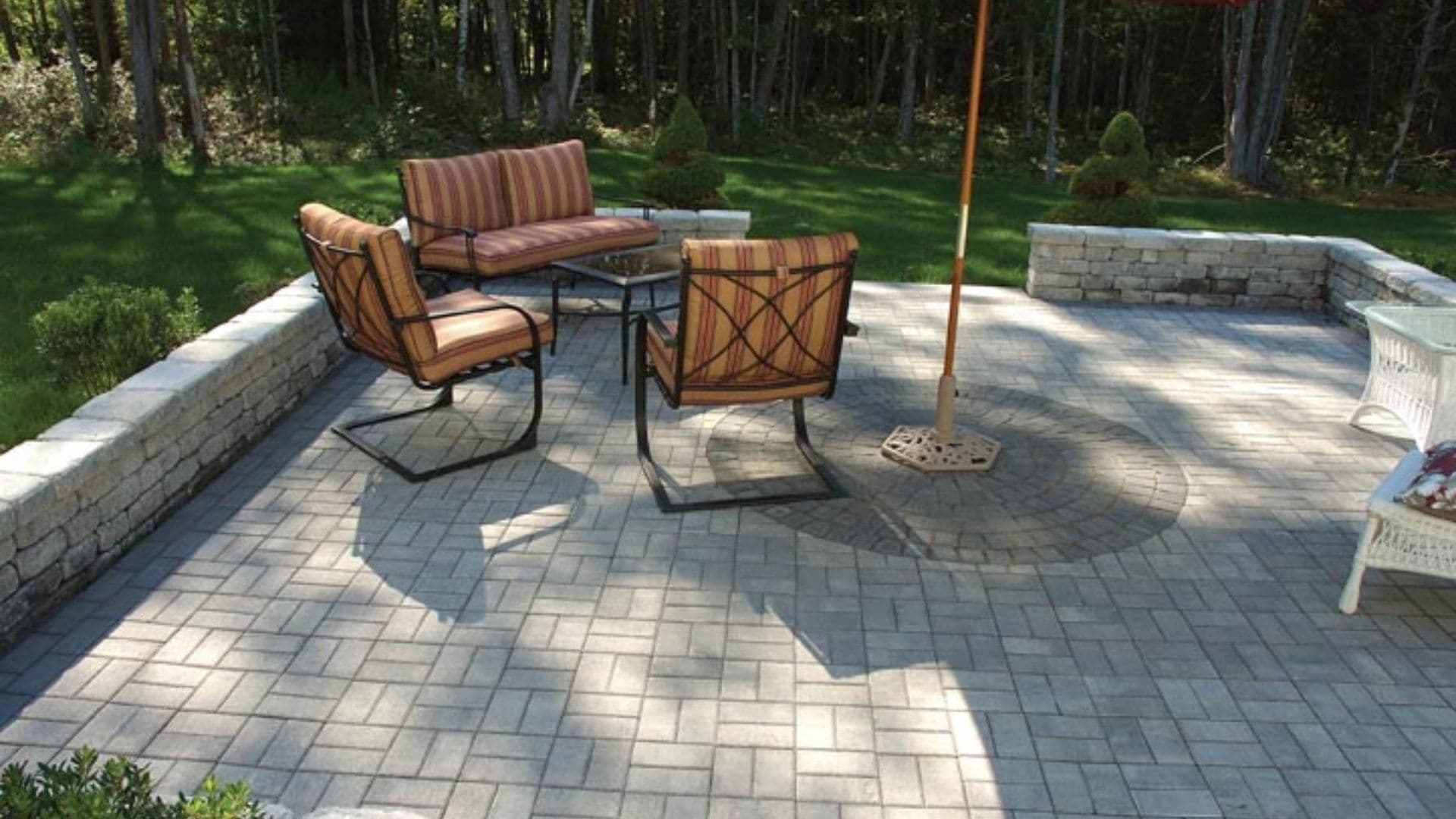 banner-patio-with-retaining-wall-beside-installed