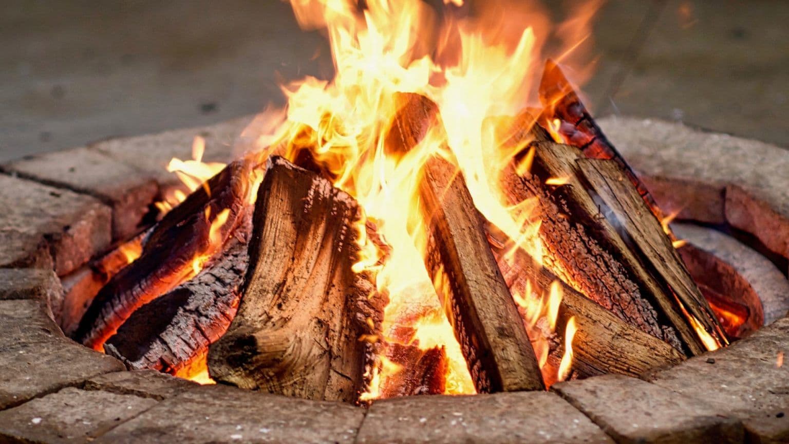 banner-wood-burning-fire-pit-with-flames-1536x864